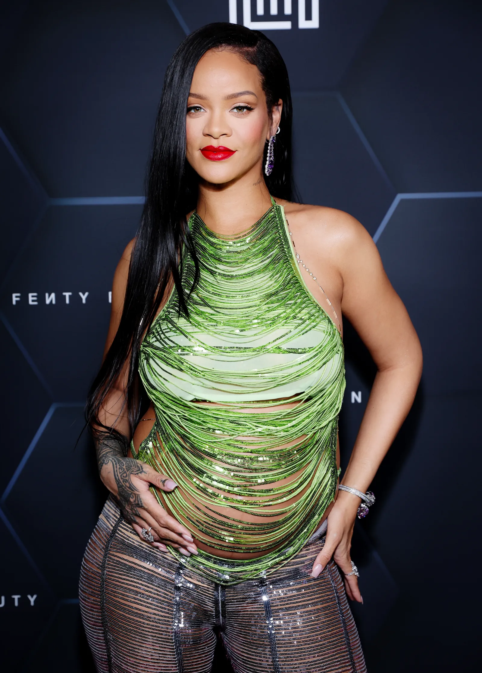 Rihanna: Το μοναδικό Maternity Body Chains look της
