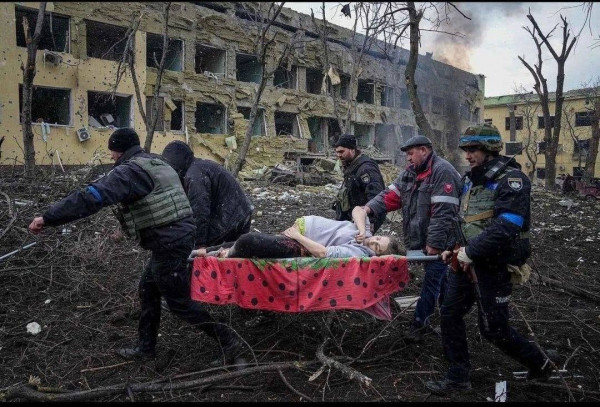 Ουκρανία: Ο πόλεμος των αμάχων, η "ηθοποιός" έγκυος και ο βομβαρδισμός σε ψυχιατρείο