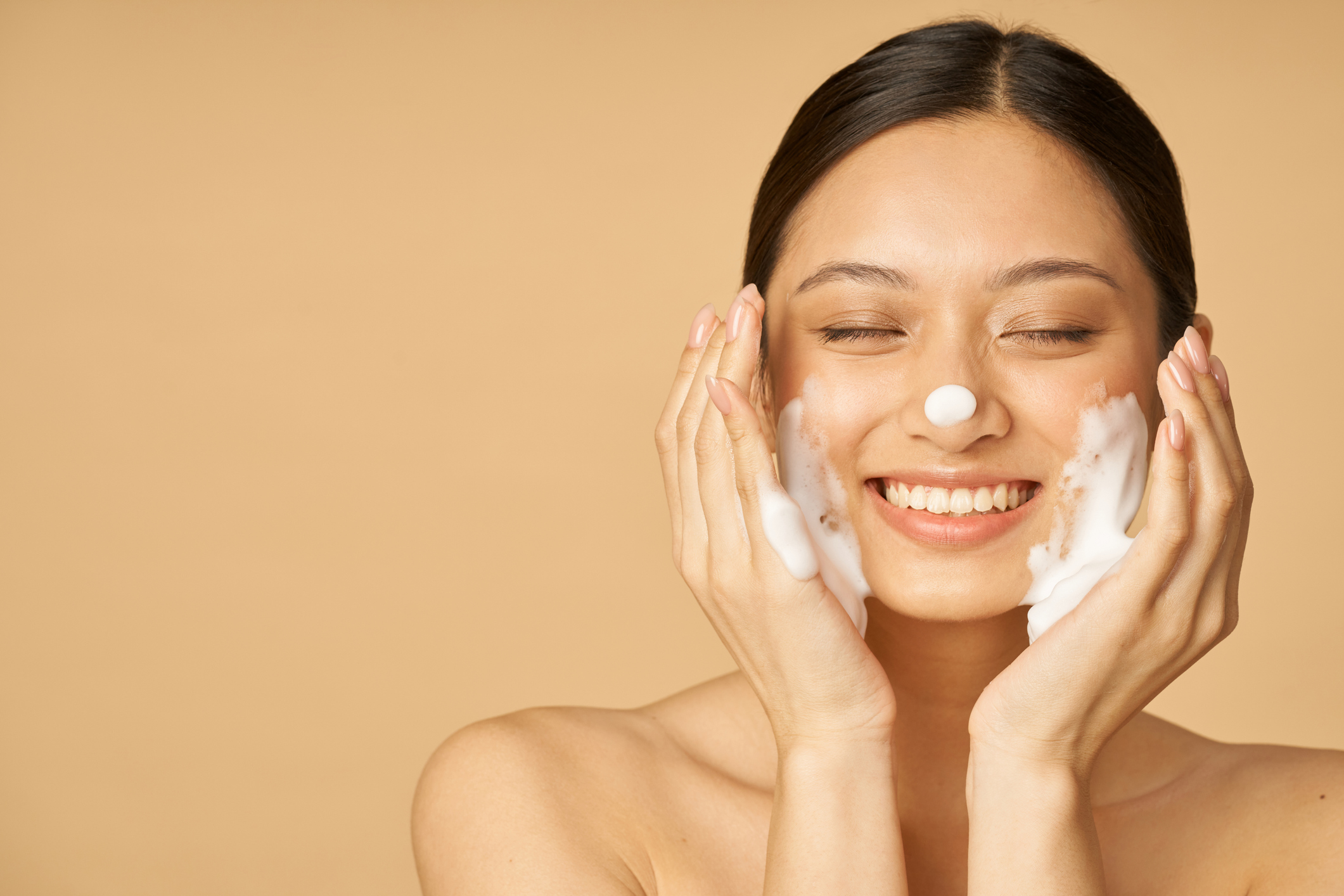 8 face cleancers ιδανικά για λιπαρό δέρμα