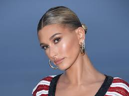 Στο νοσοκομείο με εγκεφαλική θρόμβωση η Hailey Bieber