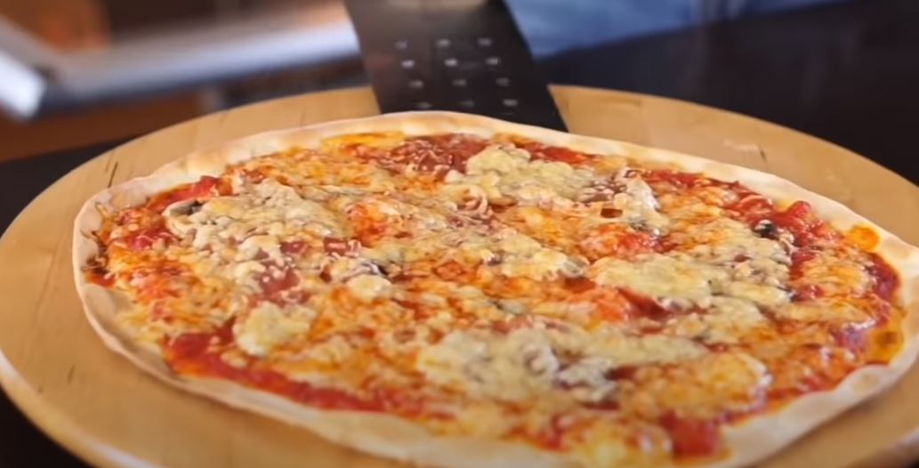 Η πιο γρήγορη και τραγανή «pizza» από την Υβόννη Μπόσνιακ