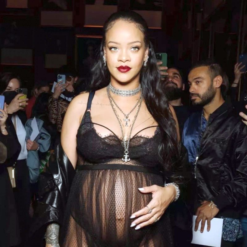 Rihanna: Το μοναδικό Maternity Body Chains look της