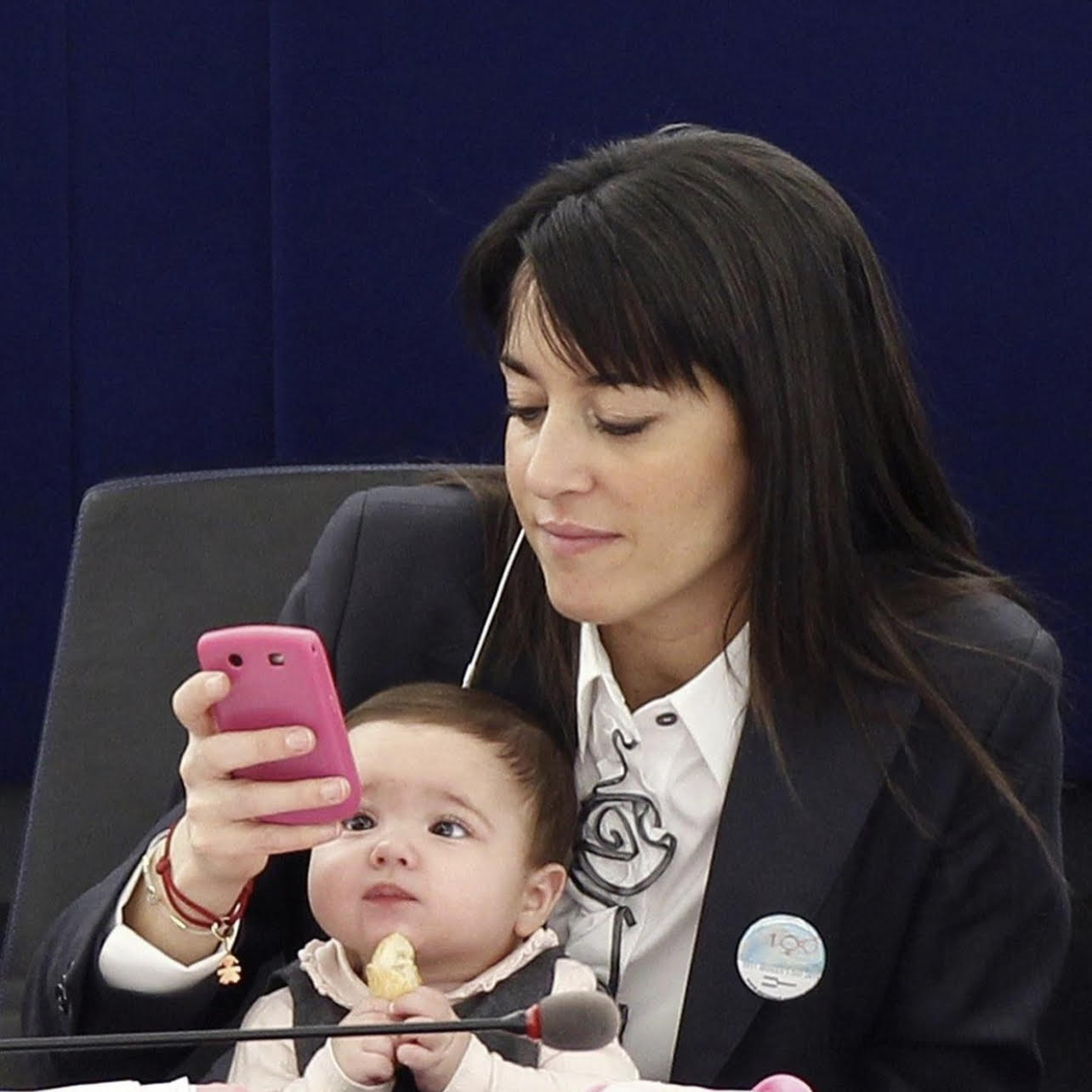Licia Ronzulli: Η Ιταλίδα Ευρωβουλευτής που έπαιρνε το μωρό της στο «γραφείο» ξαναέγινε viral