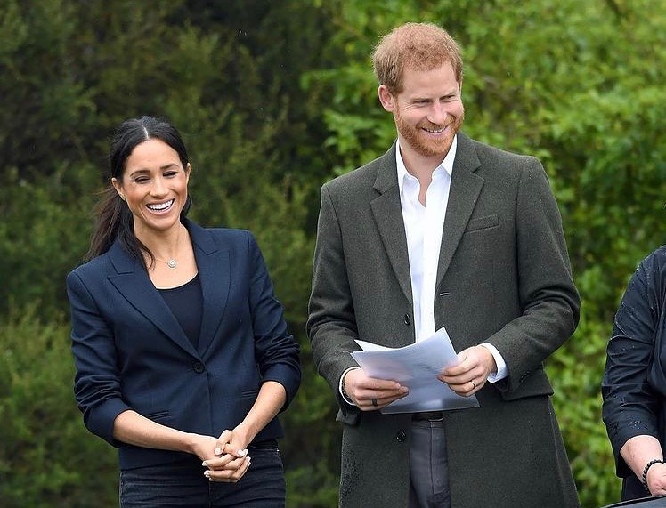 Meghan Markle: Το τρυφερό φιλί στον πρίγκιπα Harry και το «καρφί» στη βασιλική οικογένεια