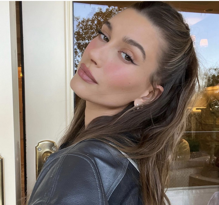 Η Hailey Bieber παρουσιάζει το χρώμα μαλλιών της σεζόν: Riviera Brunette