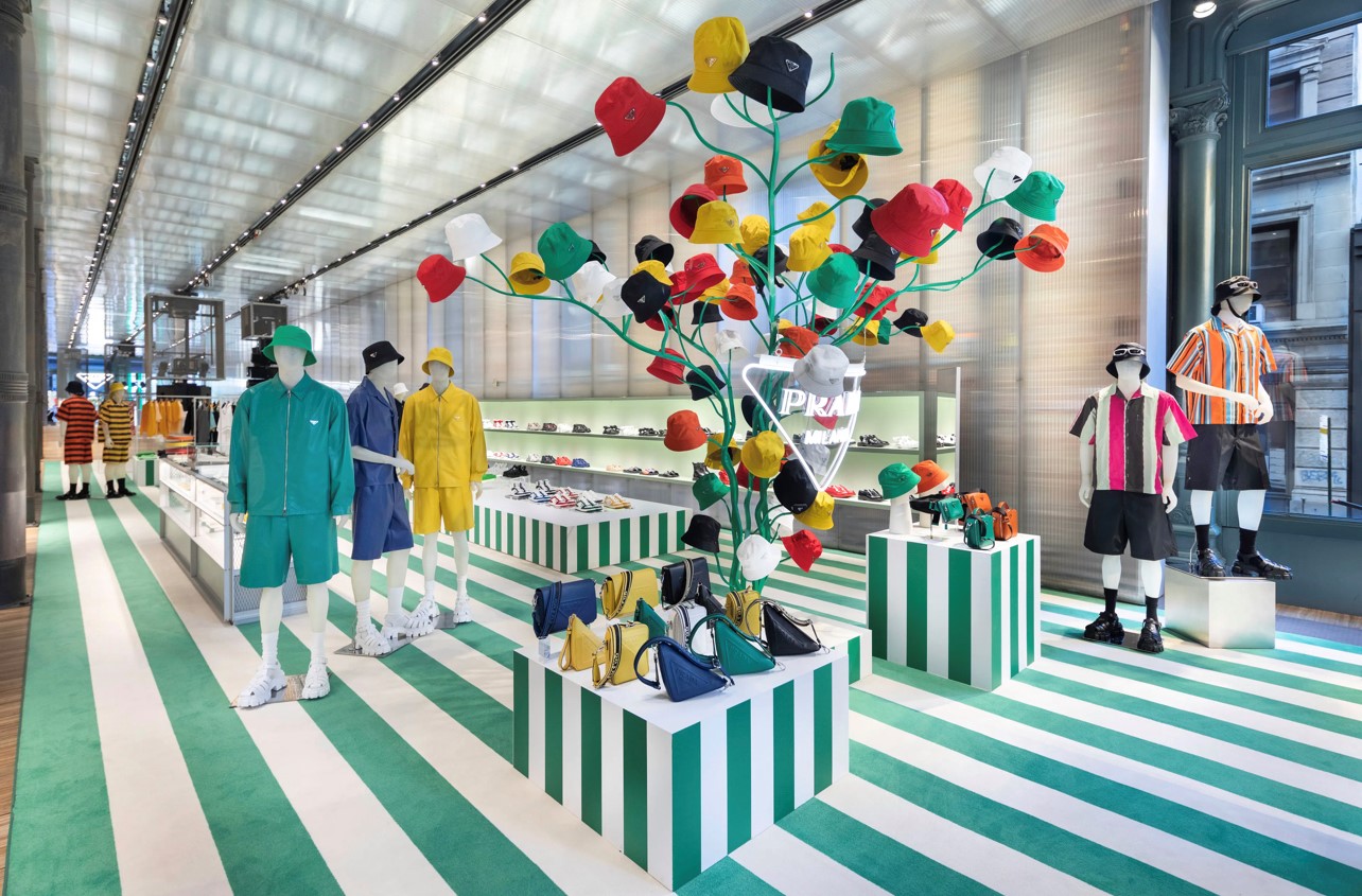 To νέο Pop Up Store της Prada μας διακτινίζει σε μέρη τροπικά!