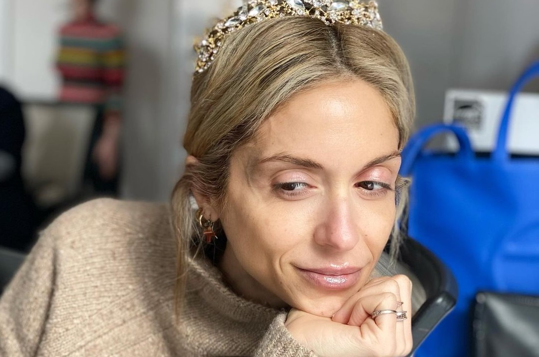Σοφία Καρβέλα: Δείτε πώς φόρεσε το vintage σακάκι της Άννας Βίσση