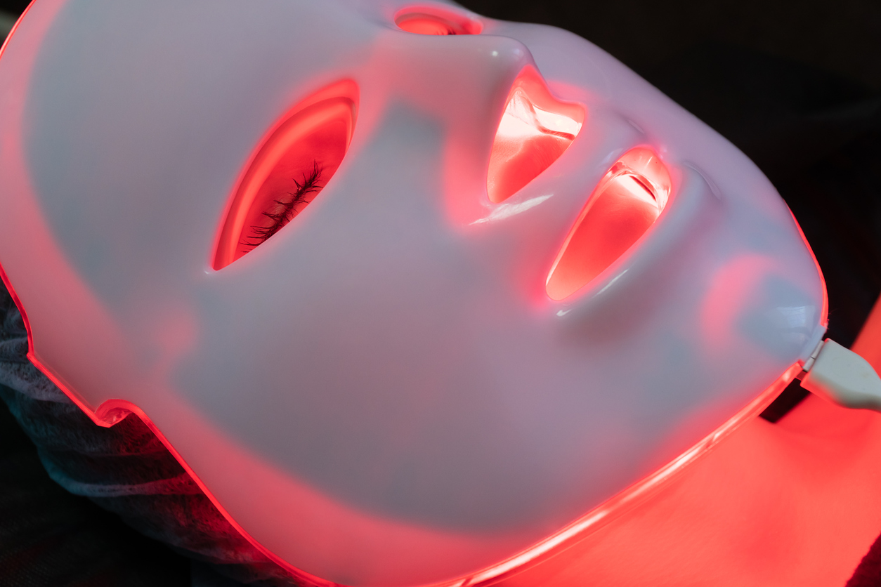 Τι είναι οι skincare μάσκες LED που βλέπουμε παντού;
