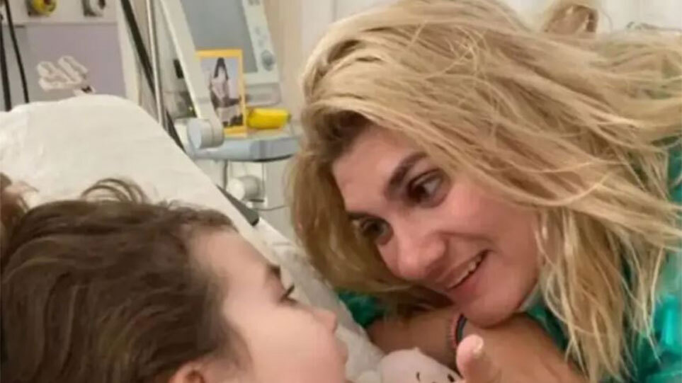 Daily Mail για Ρούλα Πισπιρίγκου: «Ελληνίδα μητέρα ποζάρει δίπλα στο παιδί της πριν του χορηγήσει κεταμίνη»