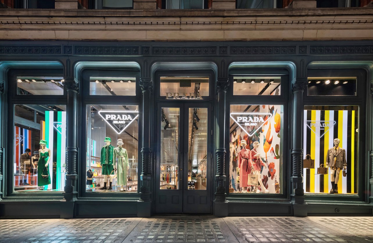 To νέο Pop Up Store της Prada μας διακτινίζει σε μέρη τροπικά!