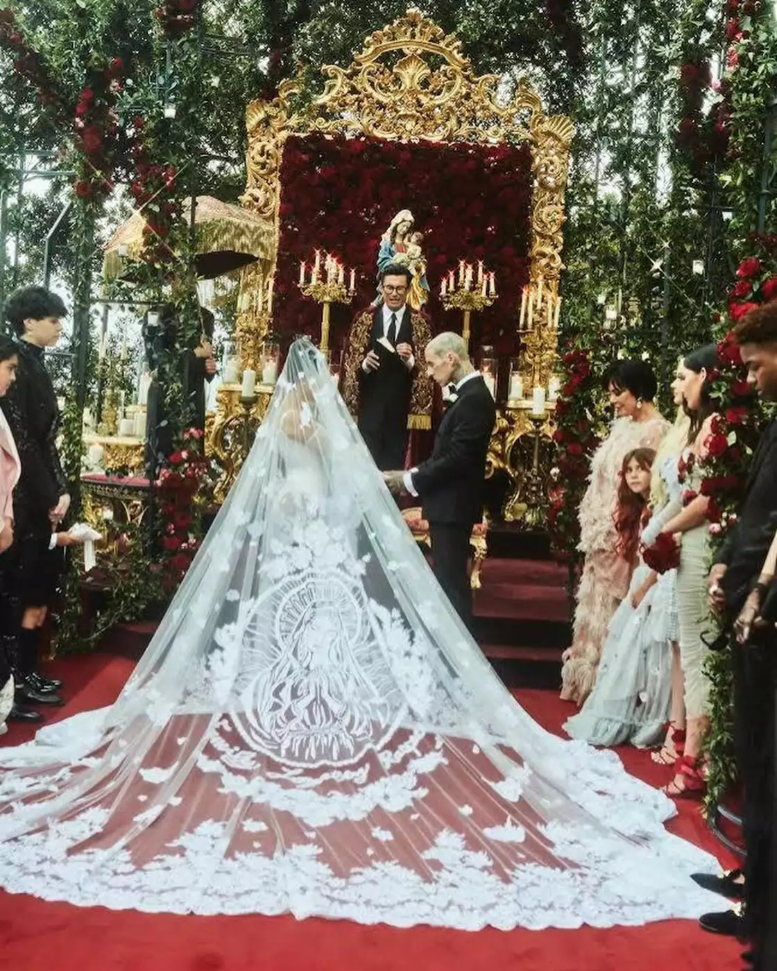 Kourtney Kardashian – Travis Barker: Οι πρώτες εικόνες από τον θρησκευτικό γάμο στην Ιταλία