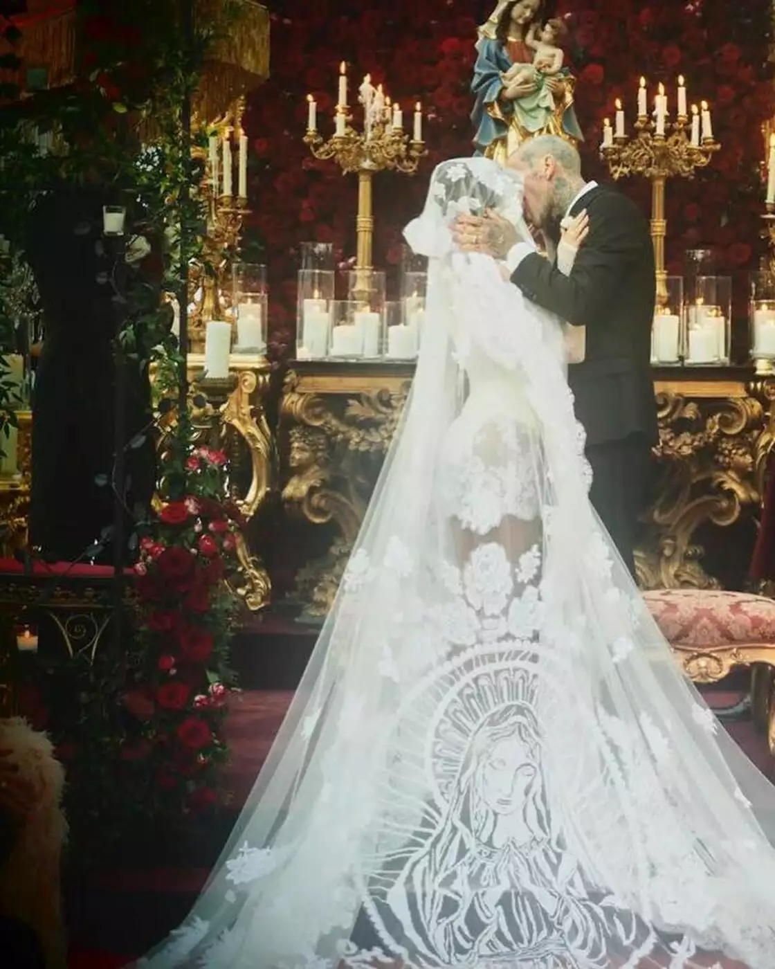Kourtney Kardashian – Travis Barker: Οι πρώτες εικόνες από τον θρησκευτικό γάμο στην Ιταλία