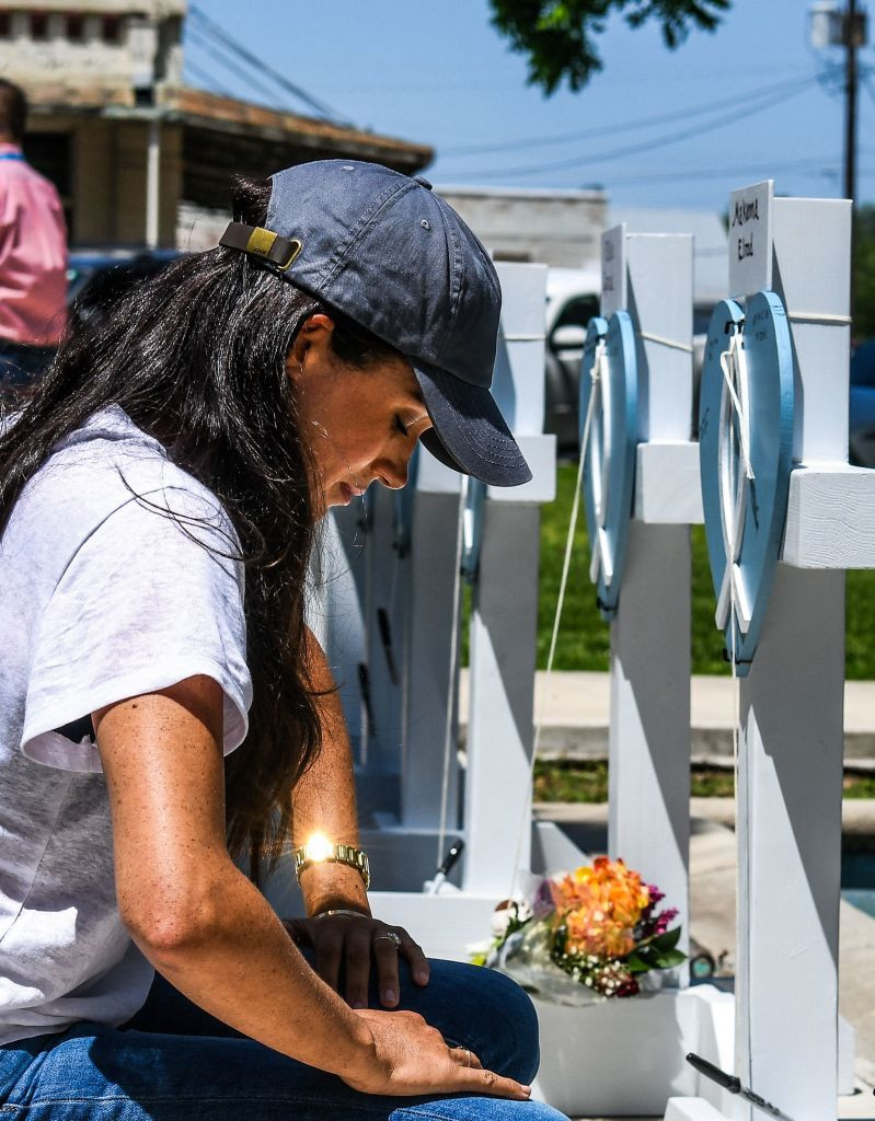 Meghan Markle: Συναισθηματικά φορτισμένη στο μνημείο του μακελειού στο Τέξας