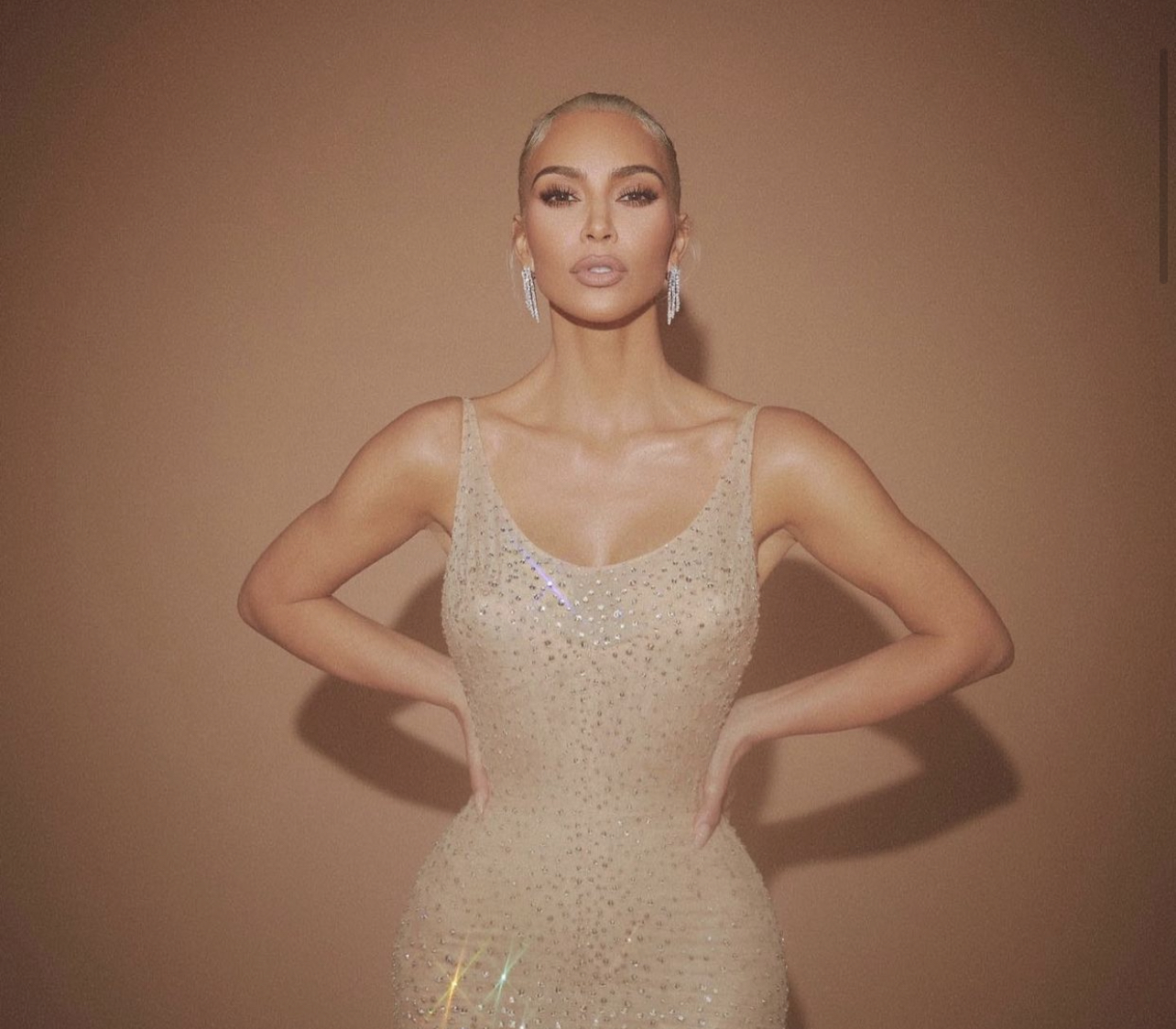Kim Kardashian: Η επικίνδυνη ματαιοδοξία να χωρέσεις σε ένα φόρεμα 2 νούμερα μικρότερο