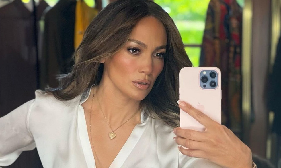 Jennifer Lopez: Μας ξεναγεί στην εντυπωσιακή γκαρνταρόμπα της