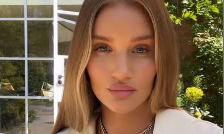 Rosie Huntington-Whiteley: Οι φωτογραφίες τη στιγμή που θηλάζει την 3μηνών κόρη της