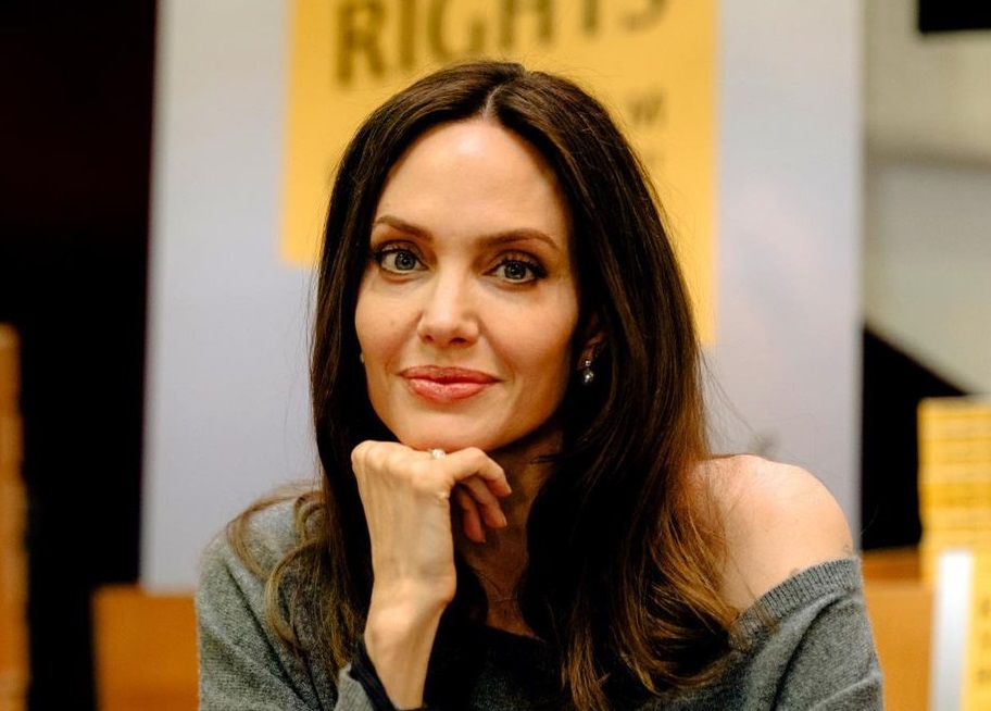 Angelina Jolie: Η στιγμή που τρέχει να κρυφτεί σε καταφύγιο στην Ουκρανία