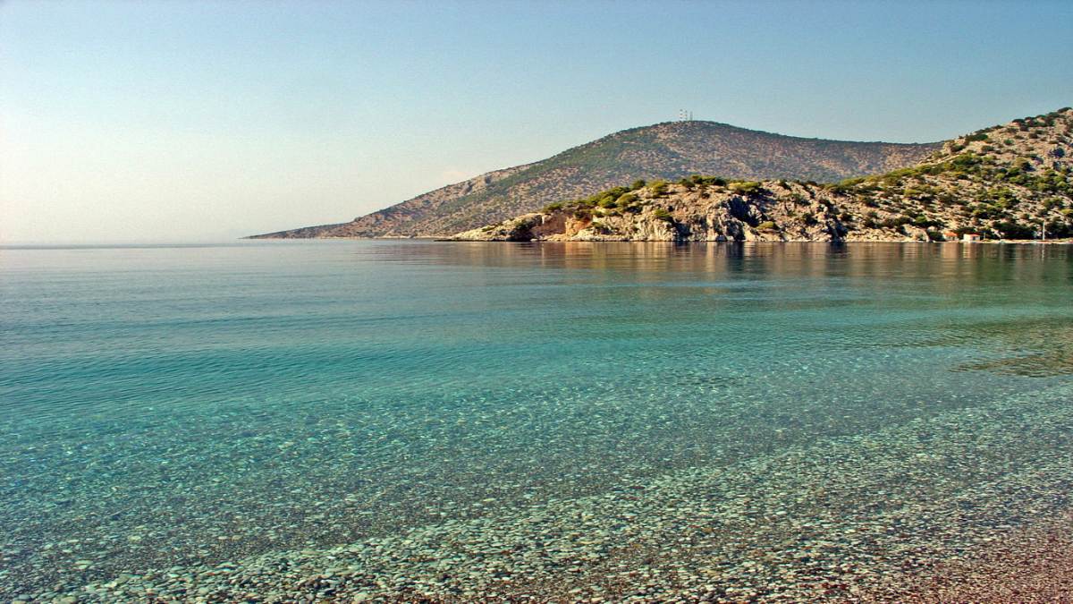 5 κοντινές παραλίες στην Αττική για τις πρώτες βουτιές