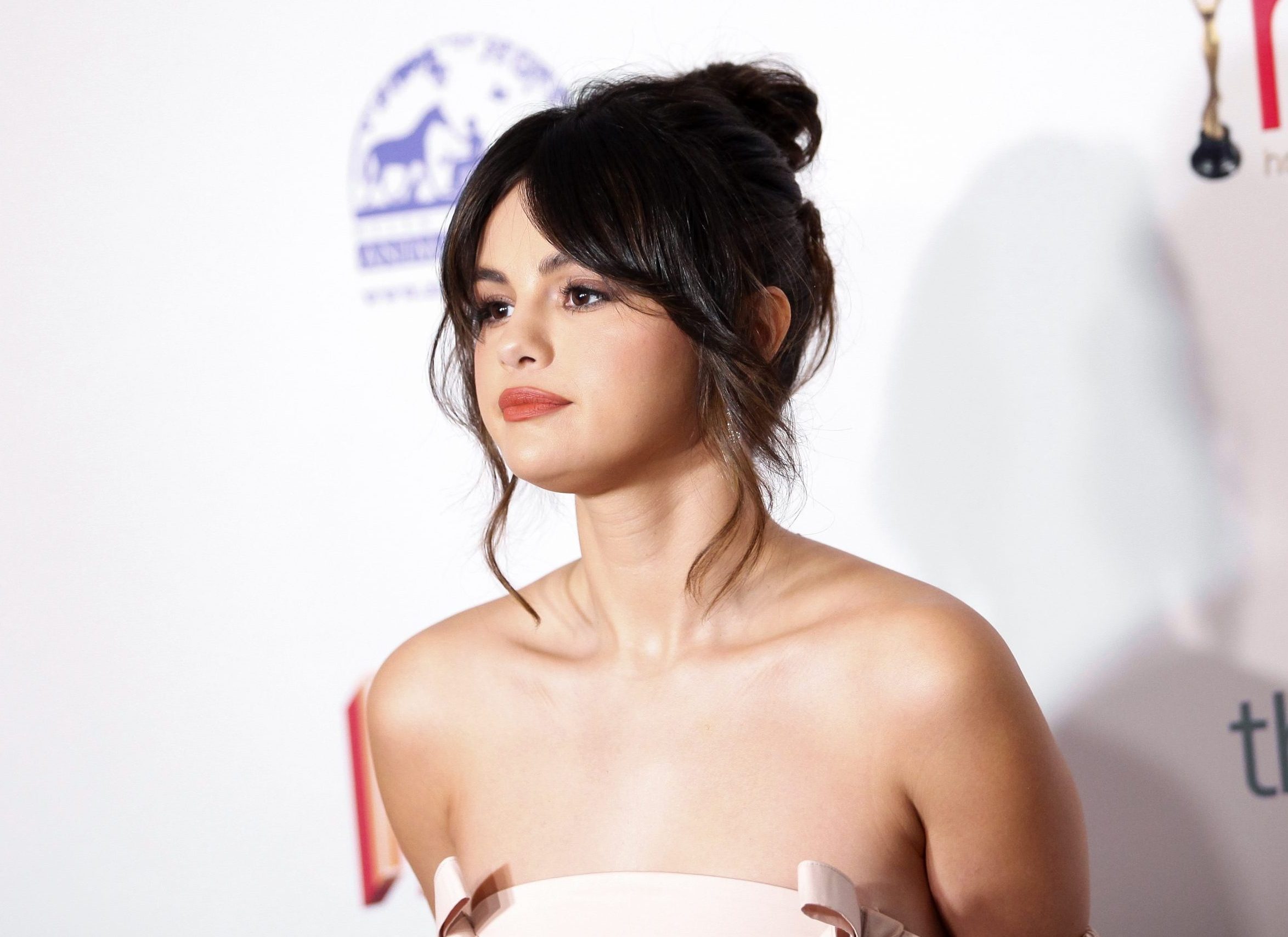Το μυστικό πίσω από την διακριτική sunkissed επιδερμίδα της Selena Gomez