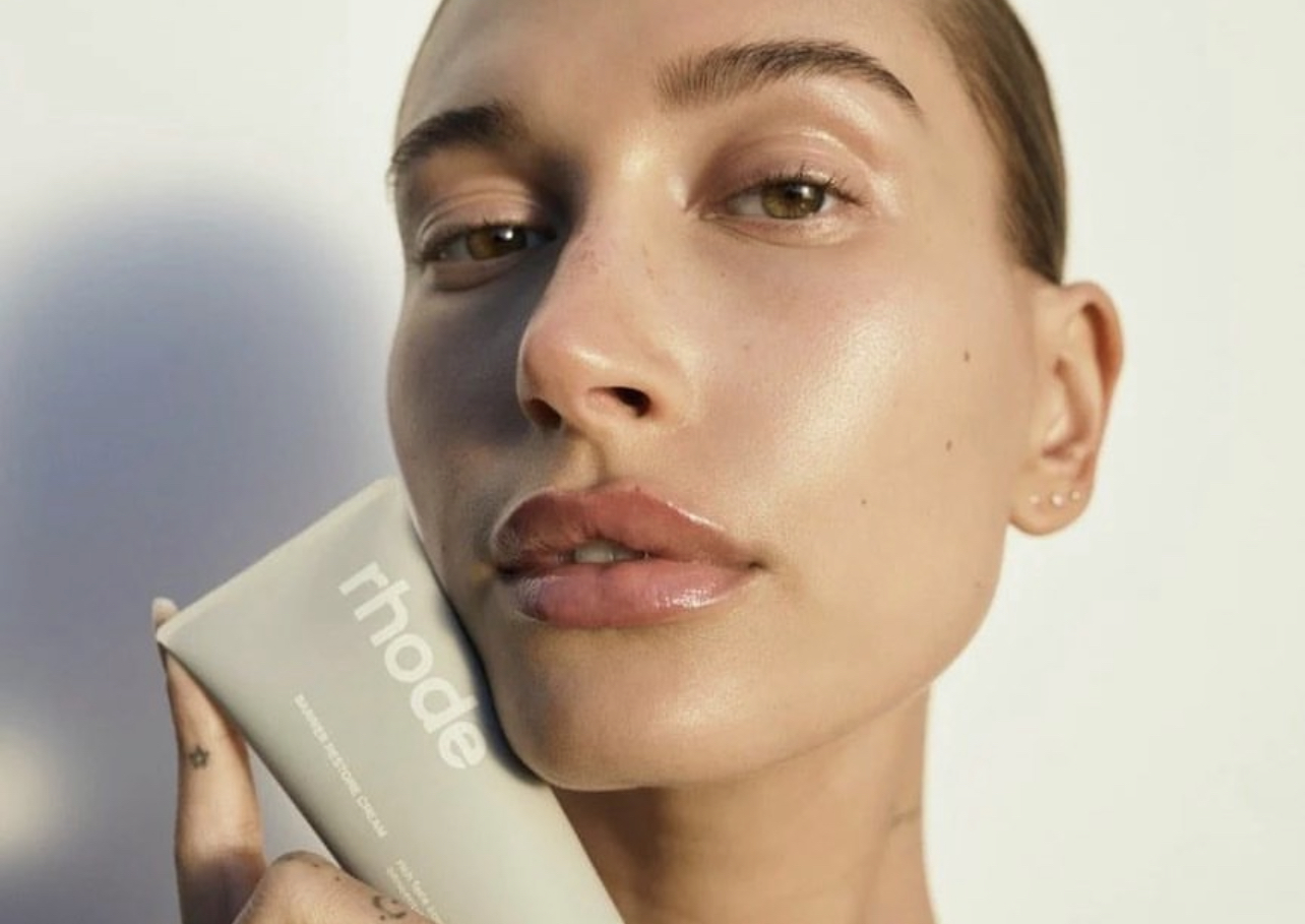 To “RHODE” είναι το απόλυτο Skincare Brand με την υπογραφή της Hailey Bieber