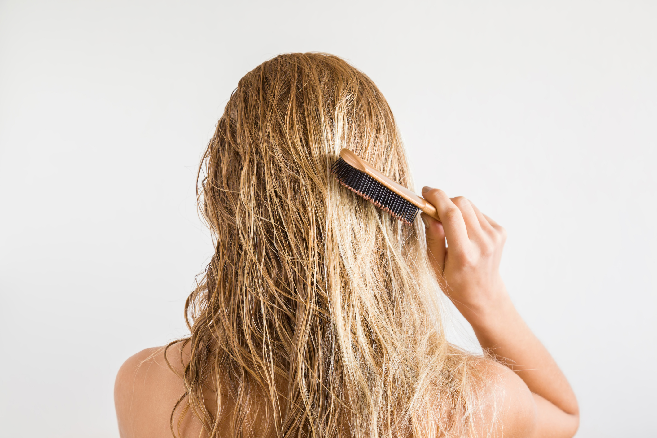 Οι 4 κακές συνήθειες που καταστρέφουν τα μαλλιά σου!