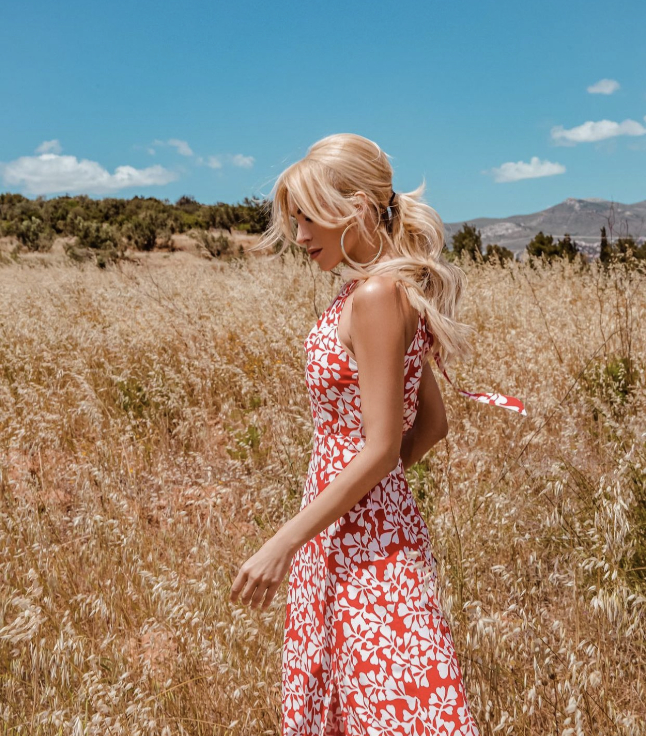 10 summer looks της Κατερίνας Καινούργιου που δείχνουν ότι αγαπά το floral print
