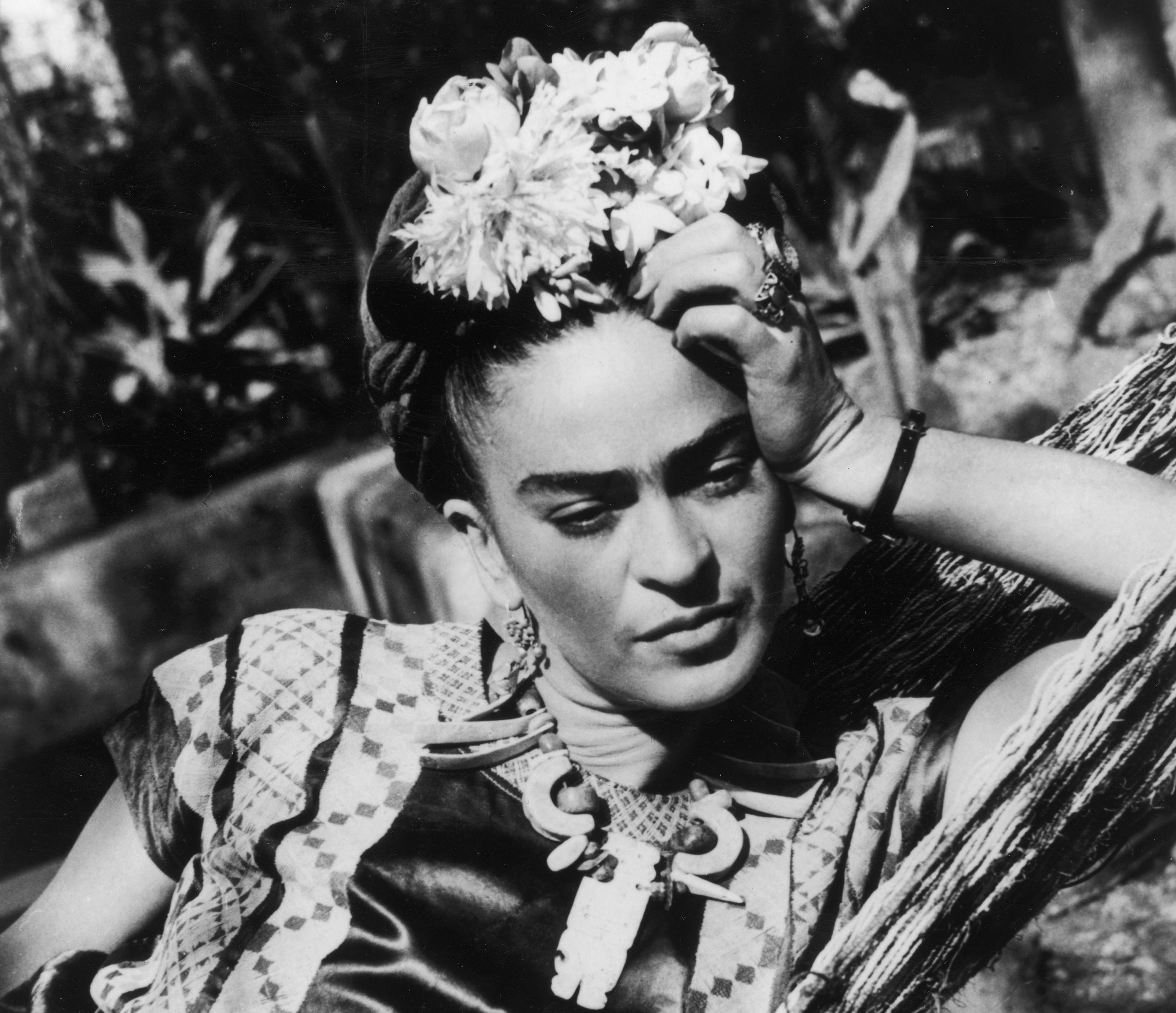 Frida Kahlo: το ατύχημα, ο έρωτας και η τέχνη που της καθόρισαν τη ζωή
