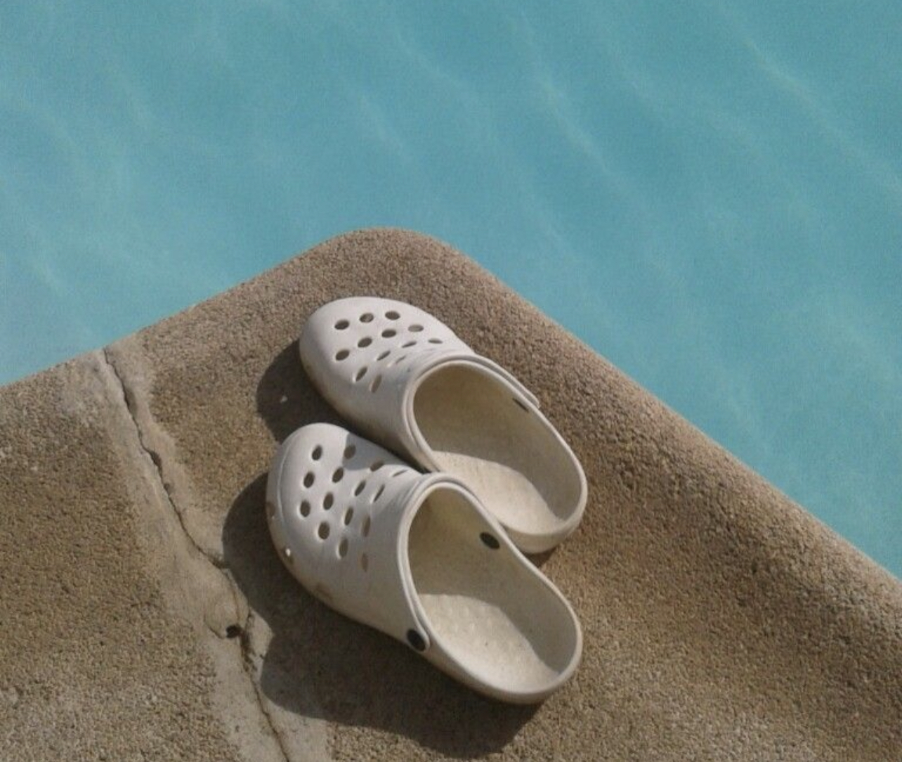 Crocs shoes: 5 κομψοί τρόποι για να φορέσεις το trend του καλοκαιριού