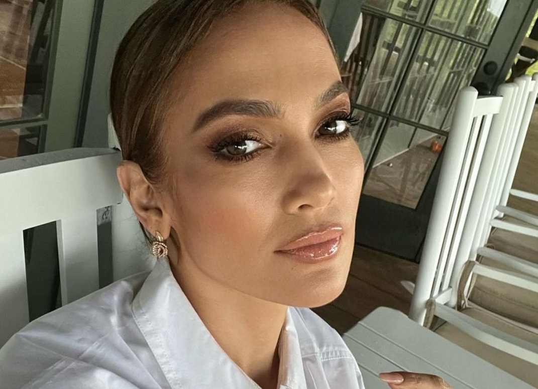 Jennifer Lopez: Ποζάρει ολόγυμνη και στέλνει το δικό της μήνυμα