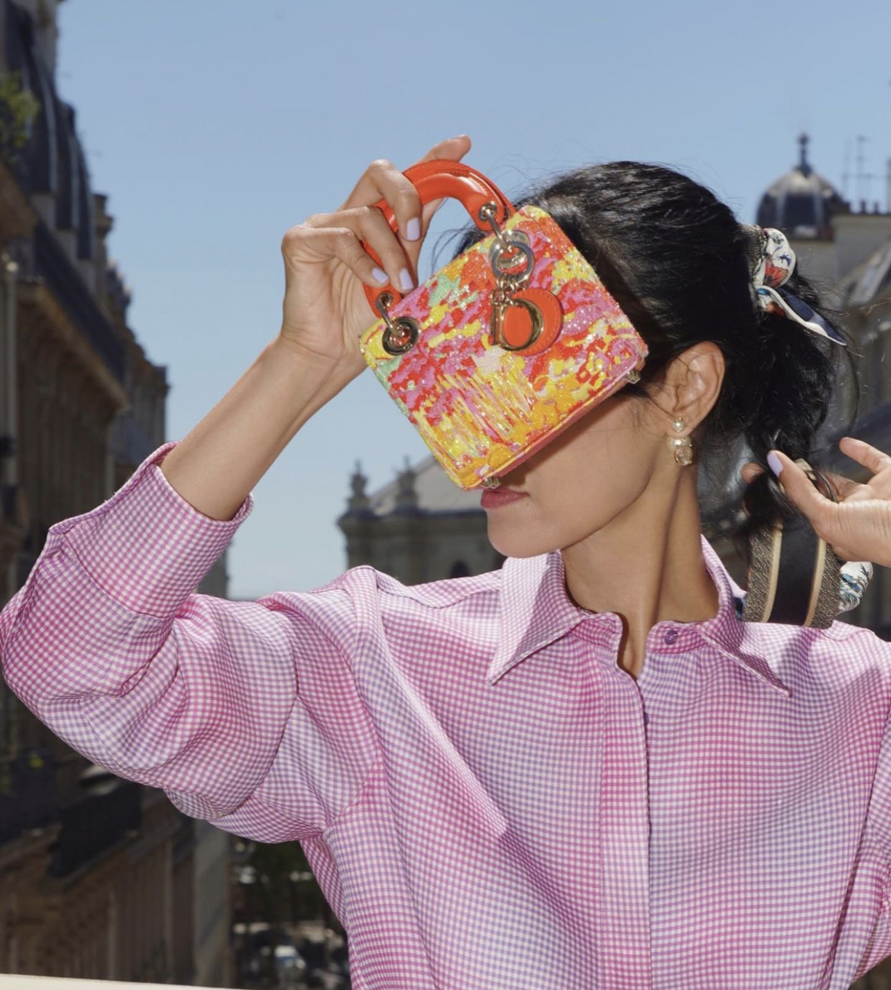Mini bags: Το It αξεσουάρ που κυριάρχησε στις street style εμφανίσεις στο Παρίσι