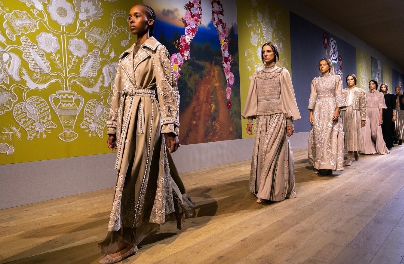 Dior Haute Couture: Αφήνει ιστορία με μια συλλογή εμπνευσμένη από την παράδoση