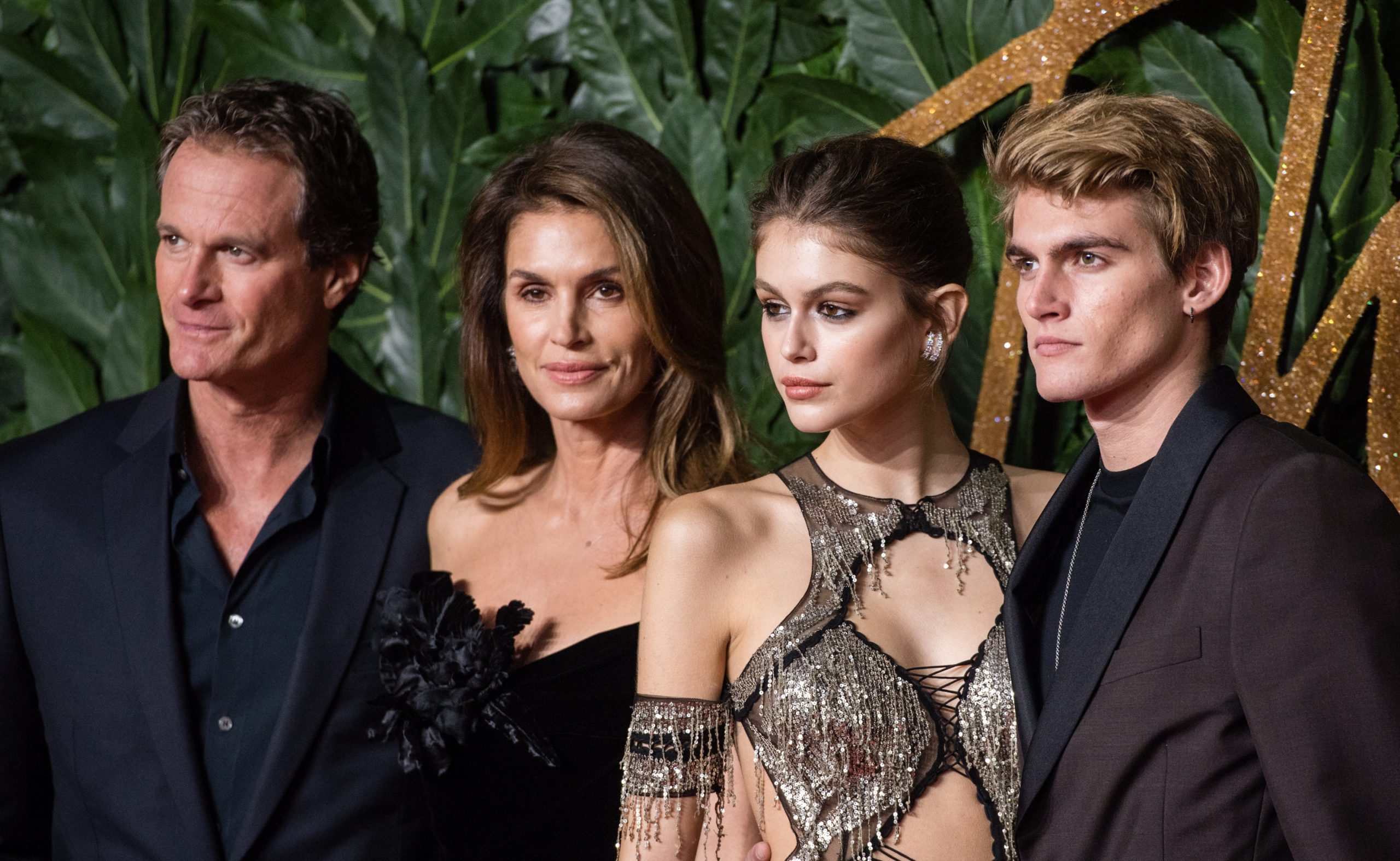 H Kaia Gerber κουρεύει το μπαμπά της Rande στο σπίτι