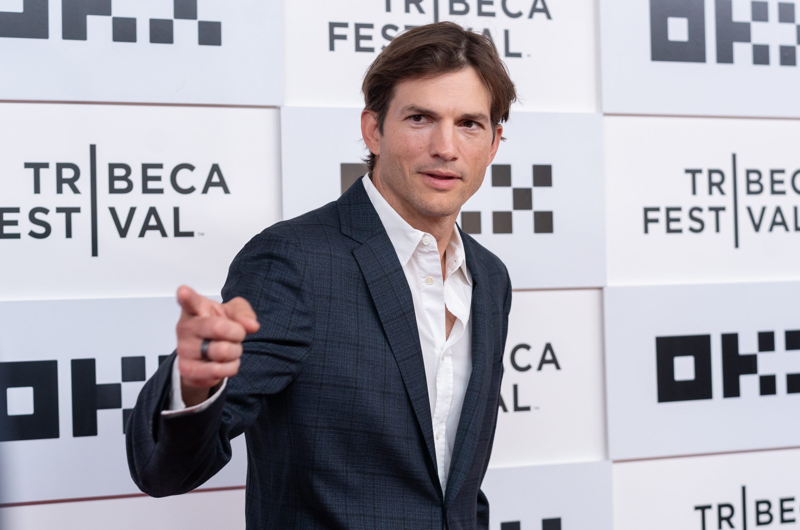 Ο Ashton Kutcher αποκάλυψε το αυτοάνοσο νόσημα που τον άφησε χωρίς όραση, ακοή και ανύμπορο να περπατήσει
