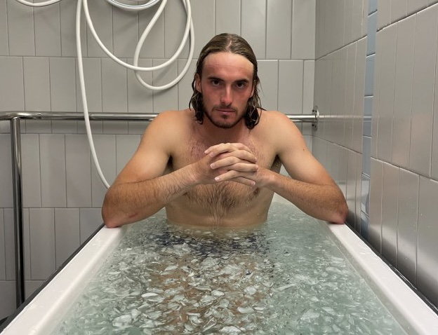 Ο Στέφανος Τσιτσιπάς κάνει ice bath μετά τον χαμένο αγώνα-Ποια είναι τα οφέλη; Να το δοκιμάσεις;