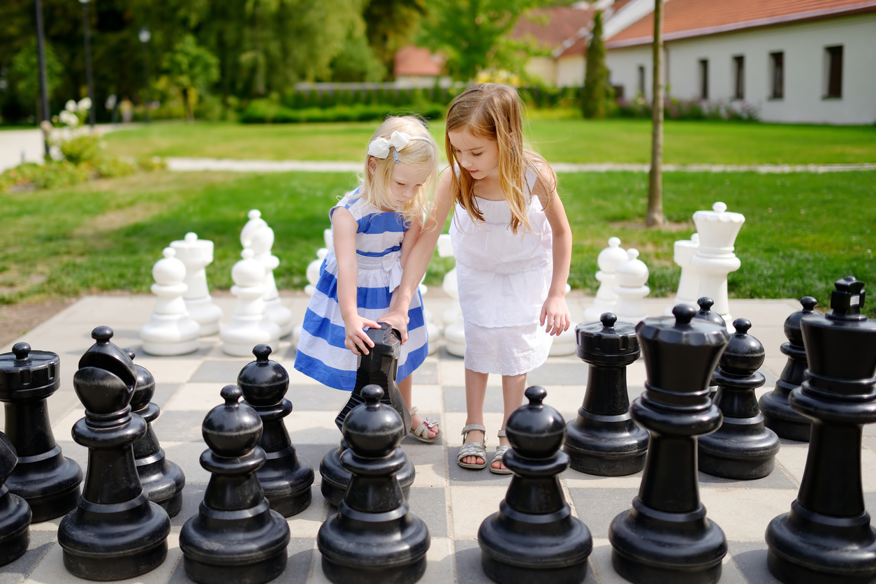 Μικροί σκακιστές: ποια είναι η ιδανική ηλικία να μάθει ένα παιδί σκάκι και τι του προσφέρει;
