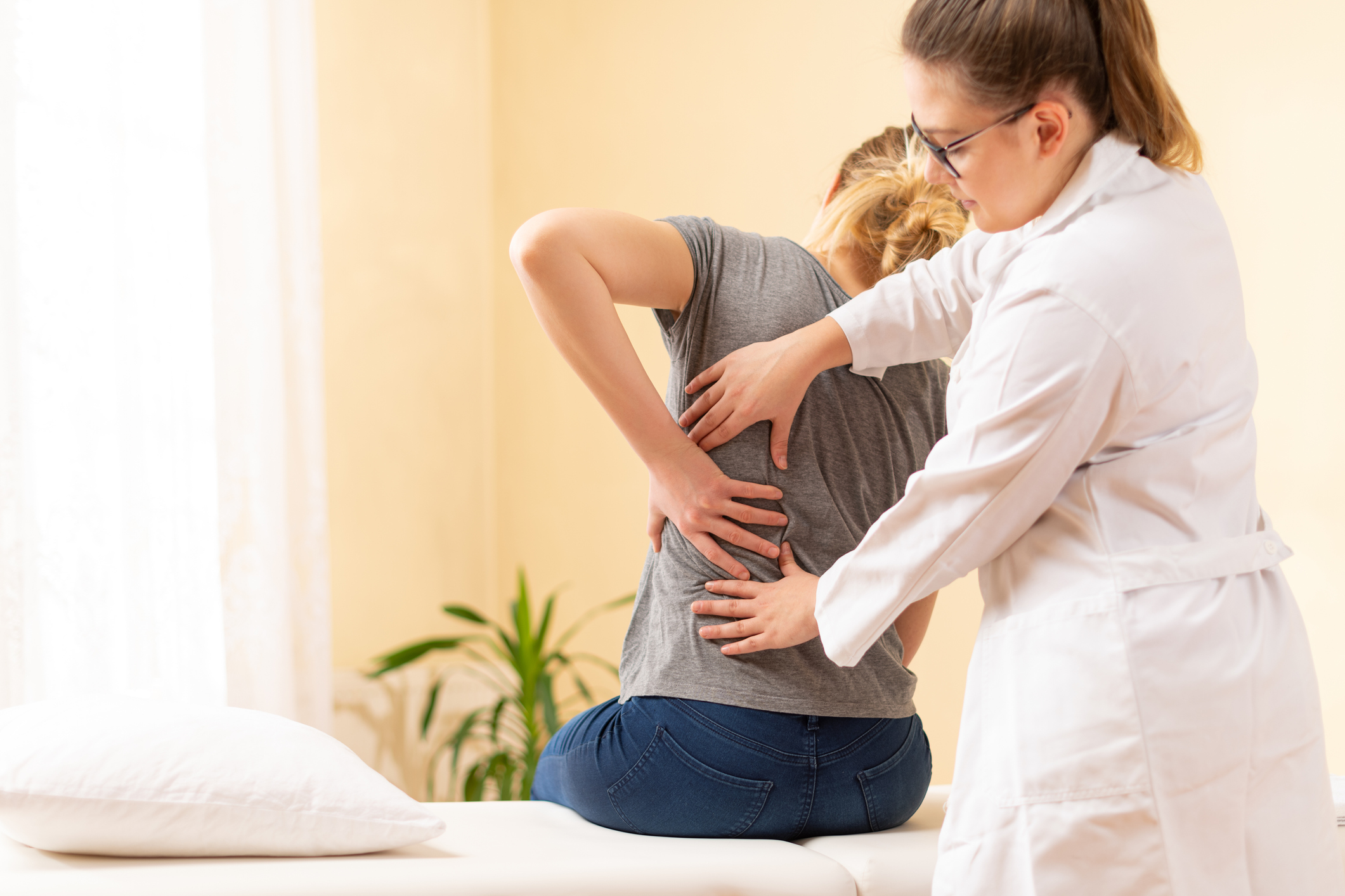 Πόνος στην πλάτη: Οι 6 πιο συνηθισμένες αιτίες