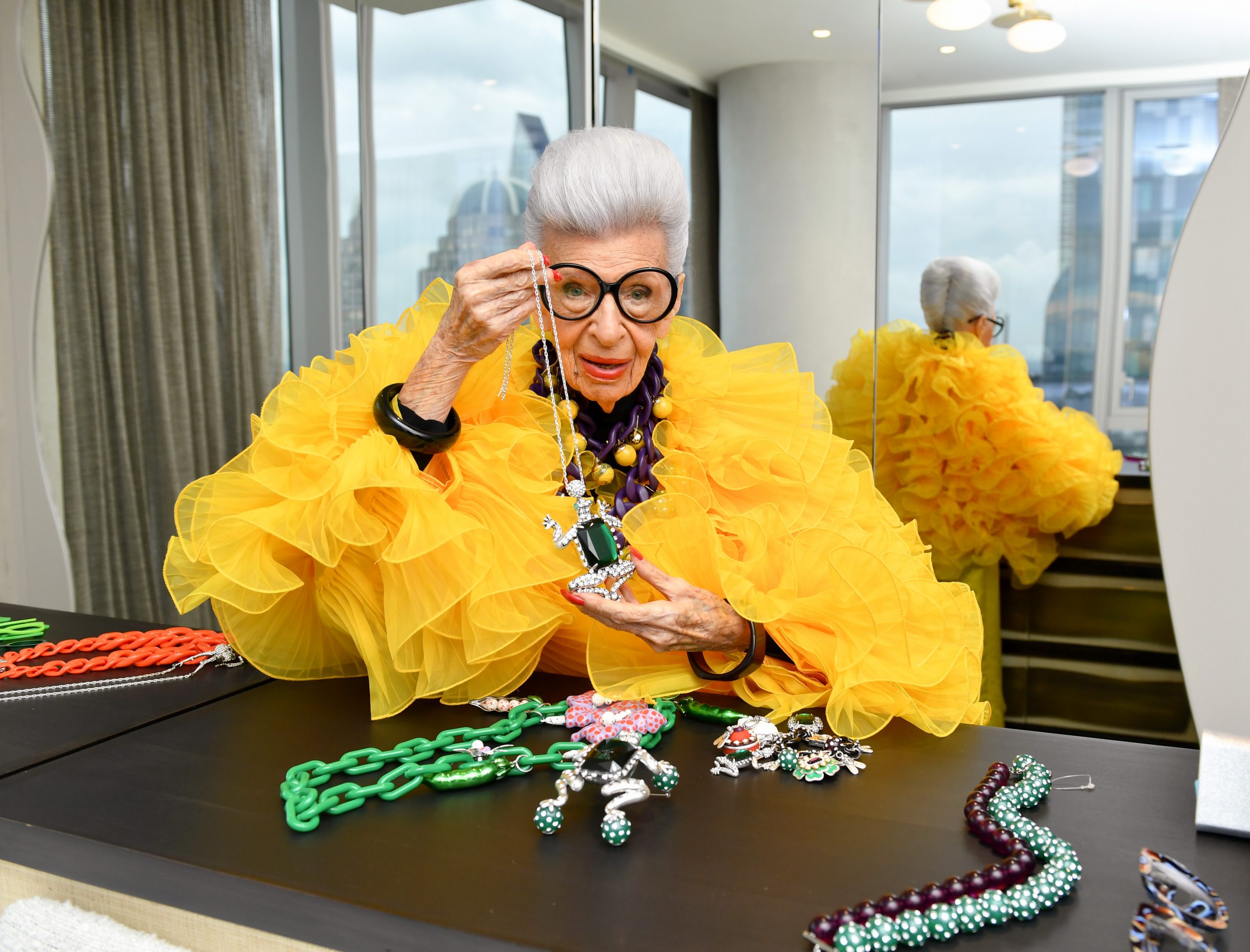 Το αιώνιο κορίτσι της μόδας, η Iris Apfel έκλεισε τα 101