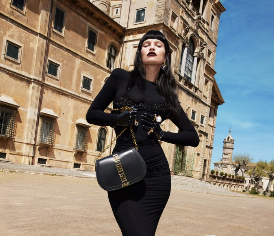 Η νέα Greca Goddess τσάντα του Versace θα αναδείξει τα Fall looks σας!