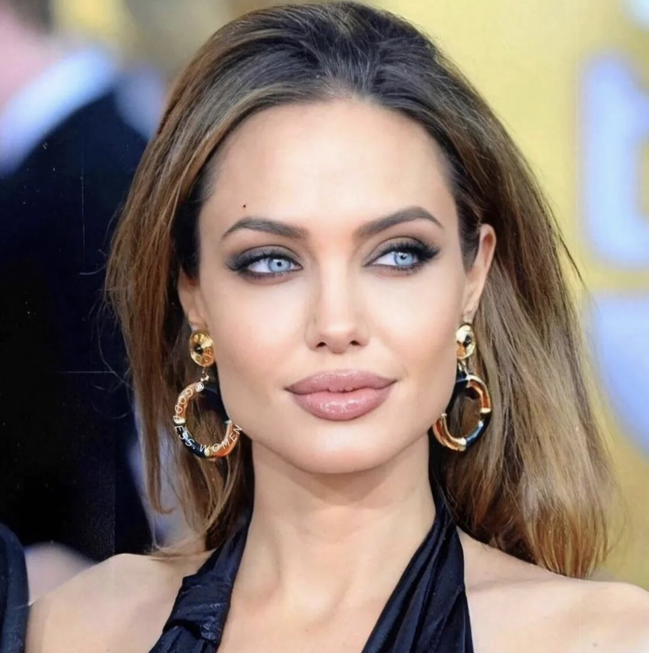 Angelina Jolie: «Γυναίκες του Ιράν σας βλέπουμε»
