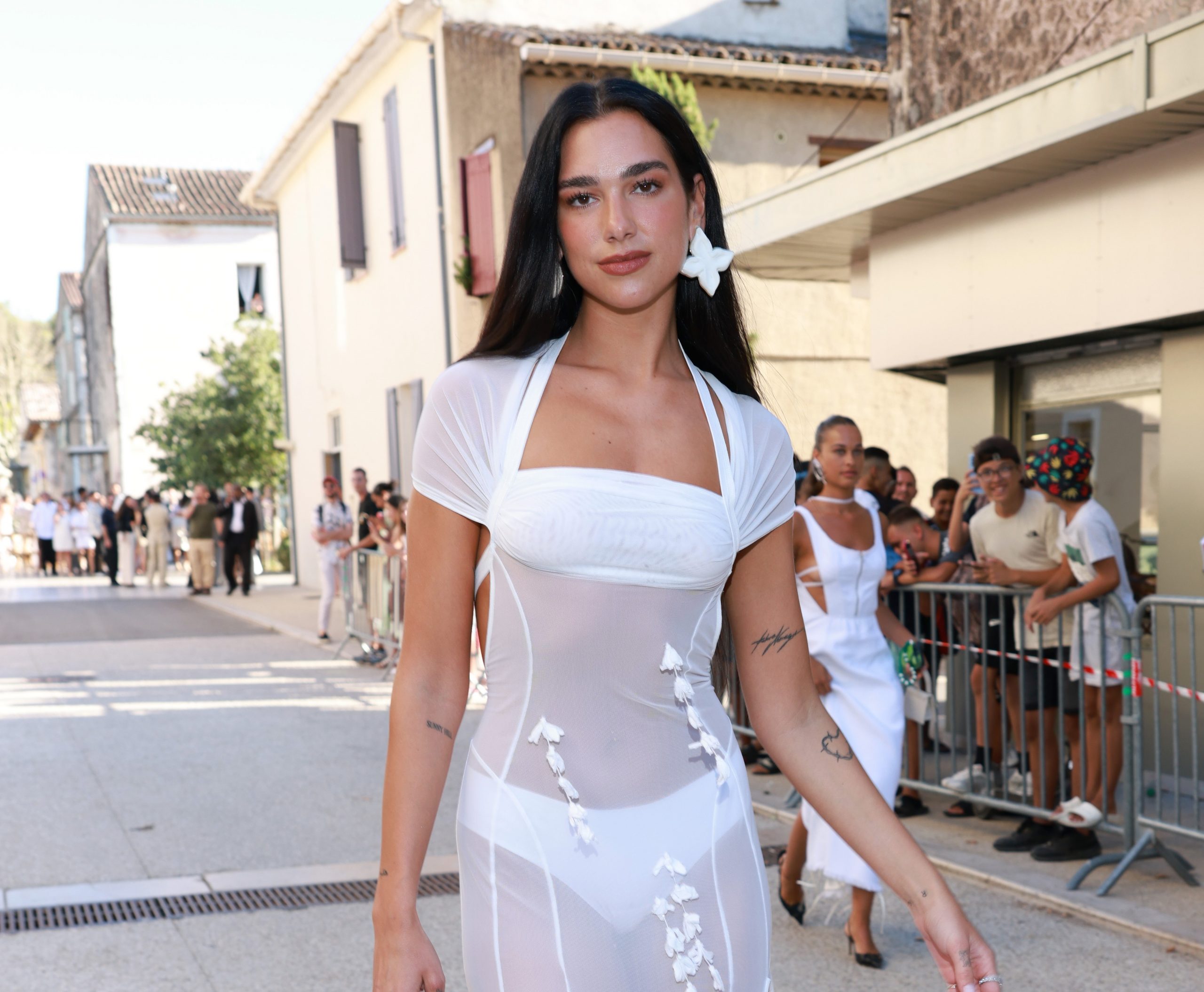 Διάφανο φόρεμα: Ποιες celebrities όπως η Dua Lipa το έχουν τολμήσει!