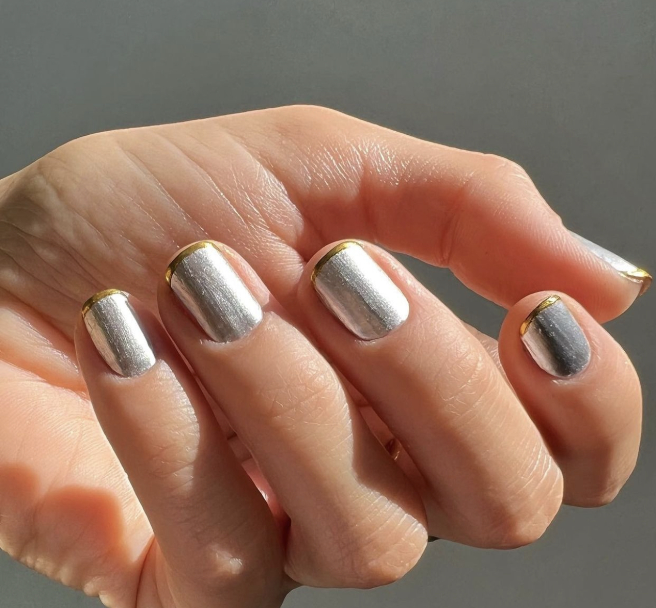 Metallic nails: Η νέα τολμηρή τάση στα νύχια του Φθινοπώρου!