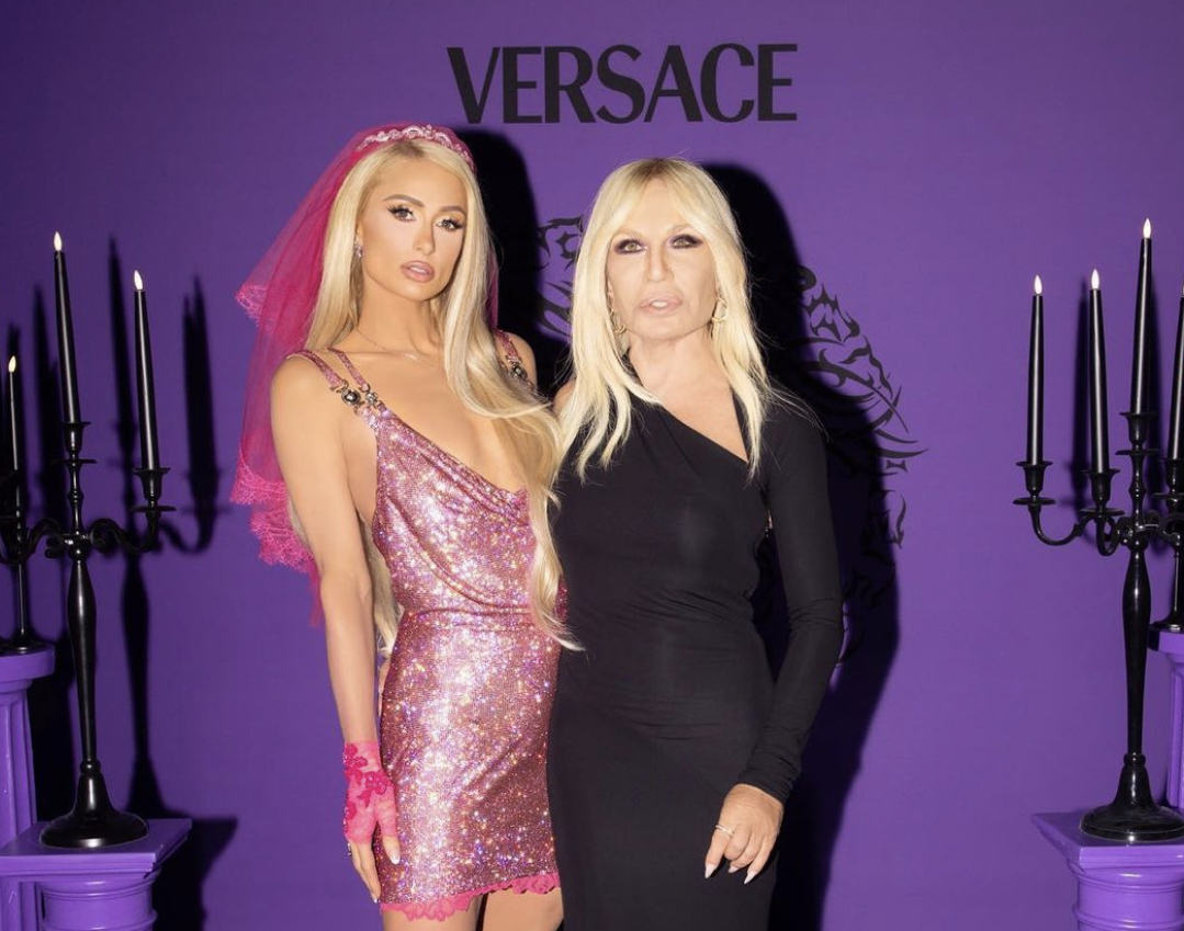 Η εμφάνιση της Paris Hilton ως “Barbiecore” νύφη στο show του Versace