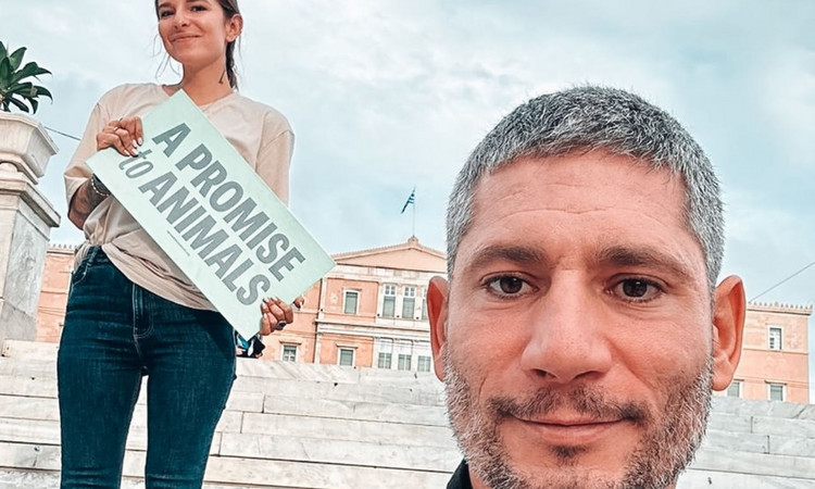Εριέττα Κούρκουλου: Σε διαμαρτυρία στο Σύνταγμα με το σύζυγο και το γιο τους