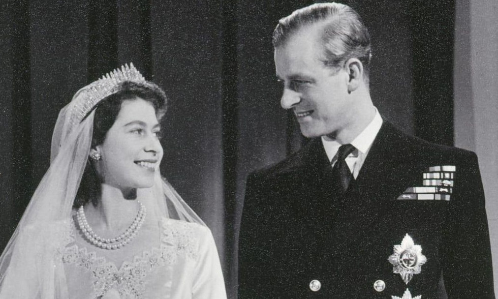 Γιατί συμβούλευαν τη βασίλισσα Ελισάβετ να μην παντρευτεί τον πρίγκιπα Φίλιππο￼