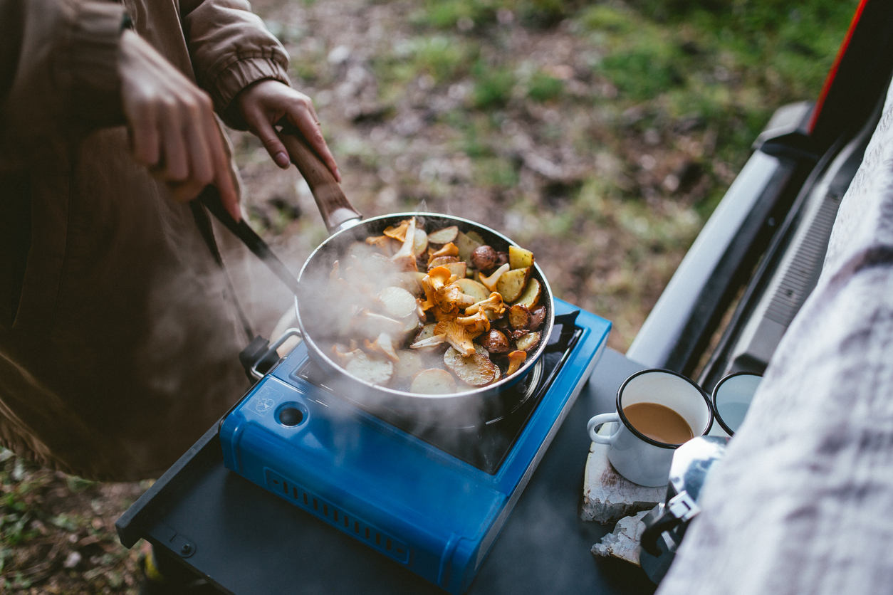 Cooking in nature: Το νέο trend των social media κάνει… τα σάλια μας να “τρέχουν”