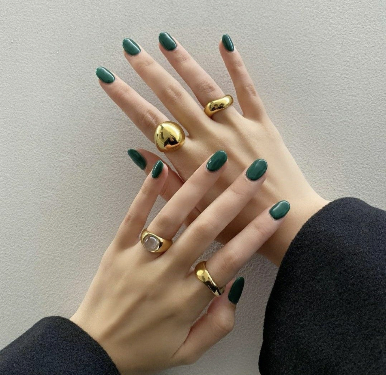 Τα emerald nails είναι η νέα τάση στα νύχια που αγαπούν οι Selena Gomez και Sydney Sweeney