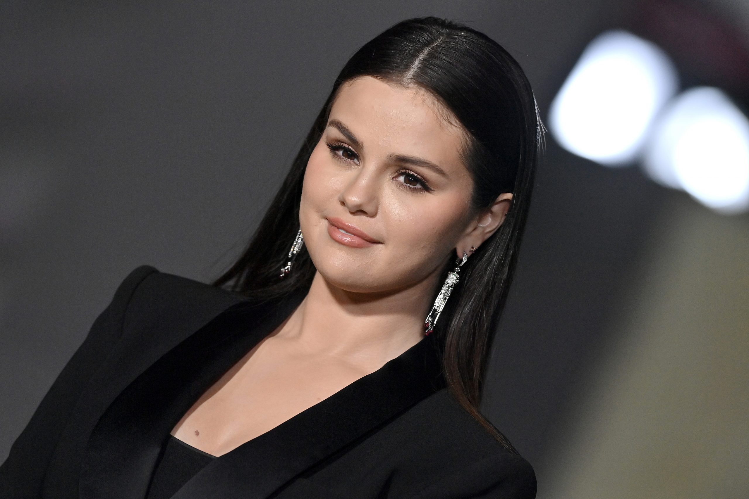 Το Mango παλτό της Selena Gomez είναι η αγορά που δεν θα μετανιώσεις (ποτέ!!)