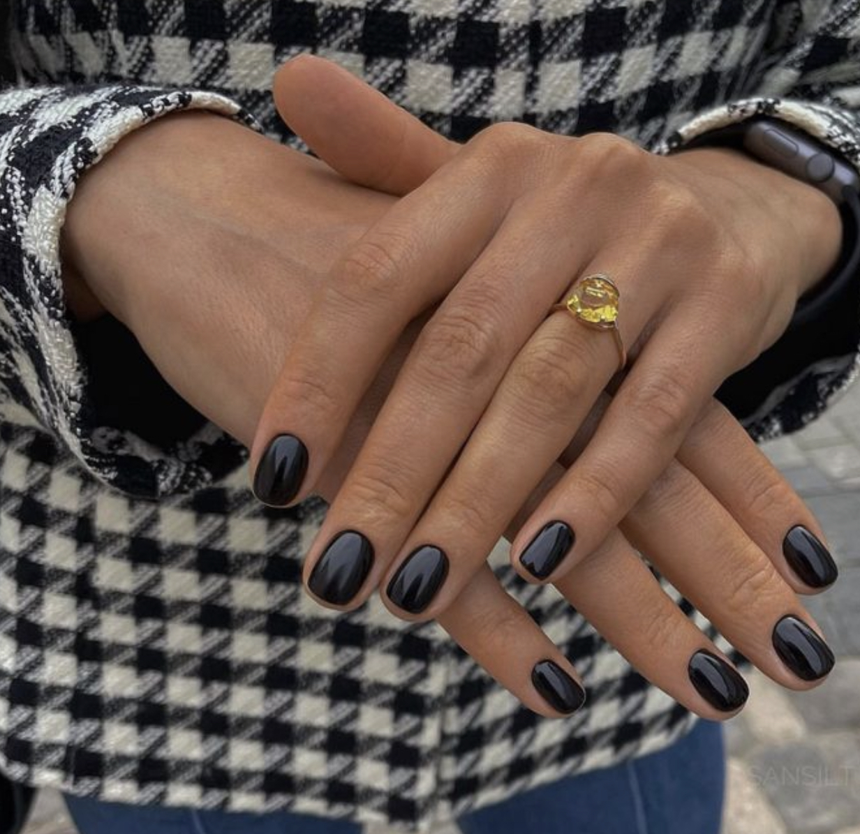 Dark Nails: 6 τέλειες ιδέες για τα απόλυτα διαχρονικά μαύρα νύχια