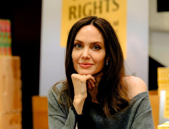 Καρκίνος του Μαστού: Το συγκλονιστικό πορτρέτο της Angelina Jolie για την ευαισθητοποίηση των γυναικών