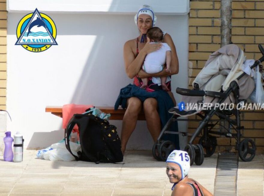 Η viral φωτογραφία της ημέρας: Αθλήτρια ταΐζει το παιδί της πριν την προπόνηση